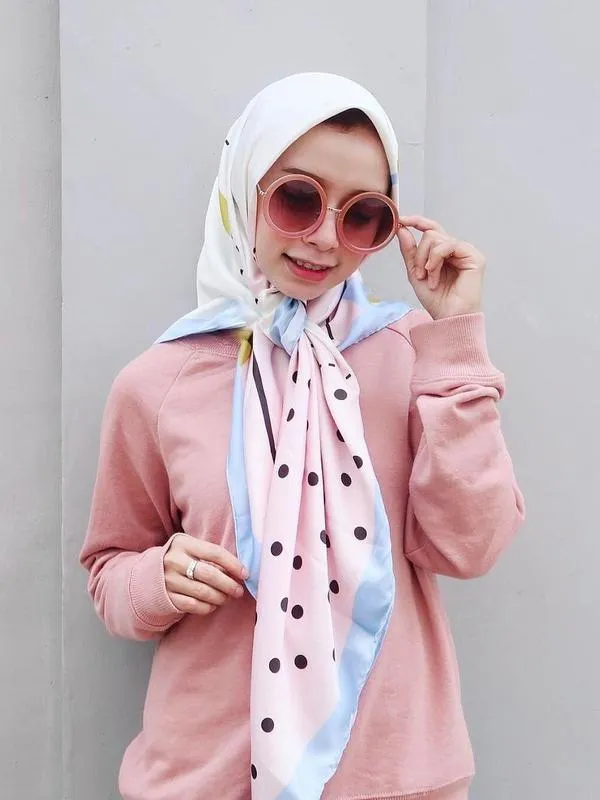 11 Inspirasi Busana Motif Polkadot Buat Cewek. Mau Bergaya Vintage Atau Kekinian Semuanya Oke 22