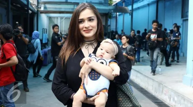 6 Artis yang Sekarang Sudah Jadi Mama Muda. Bisa Banget Kamu Sontek Gayanya! 12