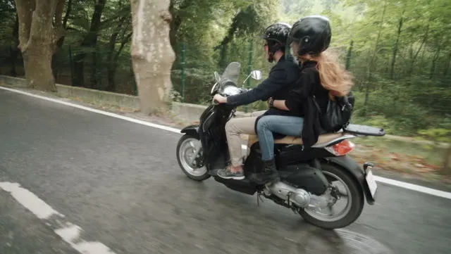 Di Balik Rasa Bangga, 7 Hal ini yang Juga Cewek Pikirkan Saat Dibonceng Naik Motor Sama Pacarnya 14