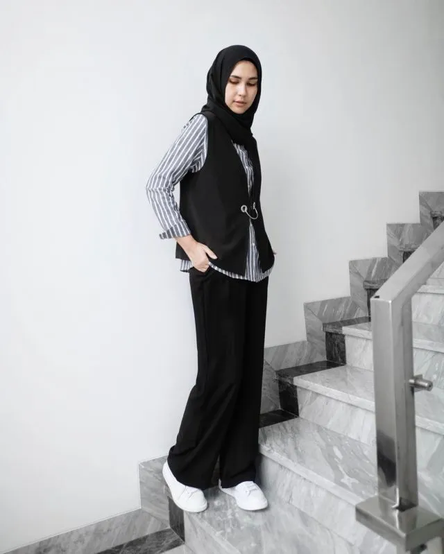 10 Ragam Vest Cantik yang Bikin Penampilanmu Naik Kelas. Sekali-kali Pakai Baju Dua Lapis Lah~ 14
