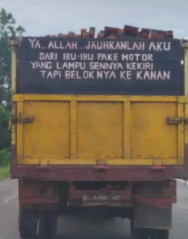 Kontras Dengan Image Supirnya yang Garang, Tulisan di Truk Ini Justru Melankolis. Asli Kocak Ini! 17