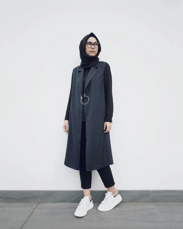 10 Ragam Vest Cantik yang Bikin Penampilanmu Naik Kelas. Sekali-kali Pakai Baju Dua Lapis Lah~ 12