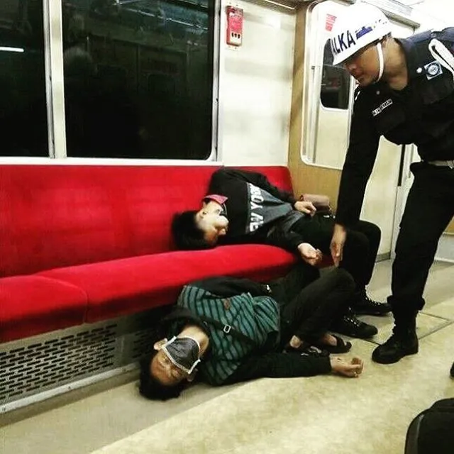 15 Potret Kelakuan Unik dan Kocak Penumpang KRL Ini Emang Bikin Ngakak. Memang Lucu Sih 25