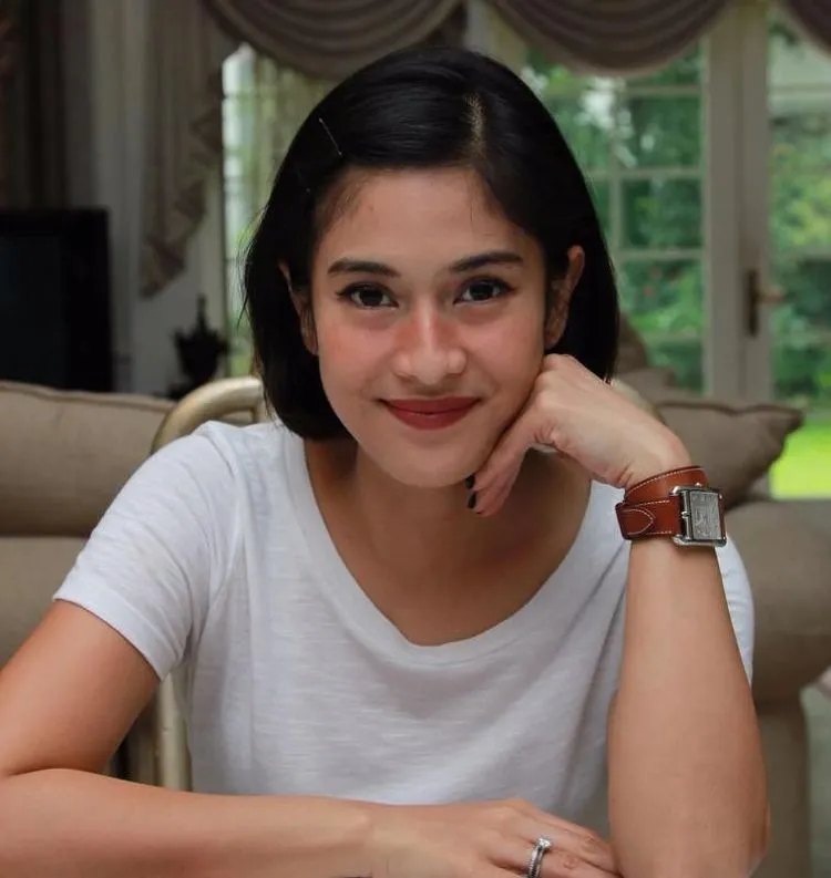 Buat Cowok-cowok, Ini 8 Artis Cewek yang Wajib Kamu Follow! Cantiknya Nggak Perlu Ditanya 15
