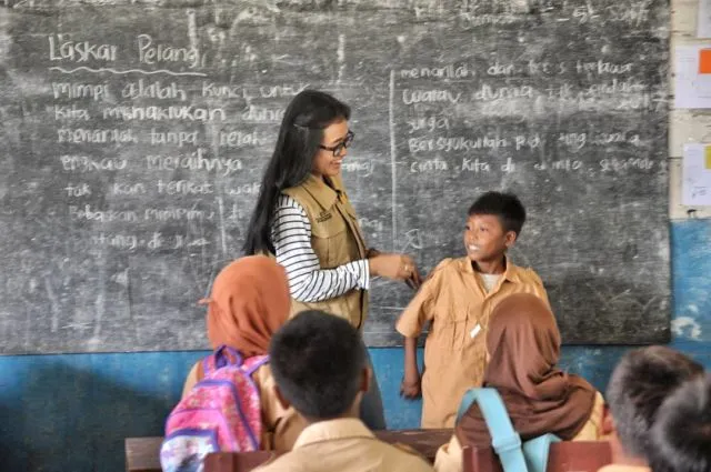 Inspirasi dari Dhika, Gadis Stylish yang Memilih Jadi Guru di Pedalaman 9