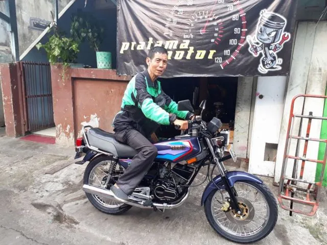 Klub Motor Ini Bantu Perbarui Motor Lusuh Seorang Pak Gojek. Solidaritas Pengendara RX King Nih! 12
