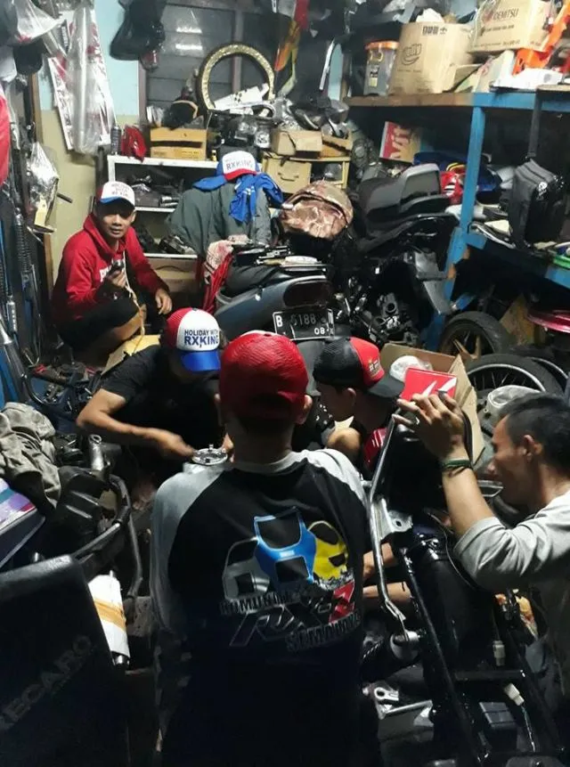 Klub Motor Ini Bantu Perbarui Motor Lusuh Seorang Pak Gojek. Solidaritas Pengendara RX King Nih! 9