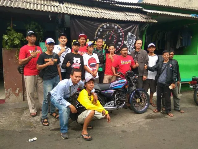 Klub Motor Ini Bantu Perbarui Motor Lusuh Seorang Pak Gojek. Solidaritas Pengendara RX King Nih! 11