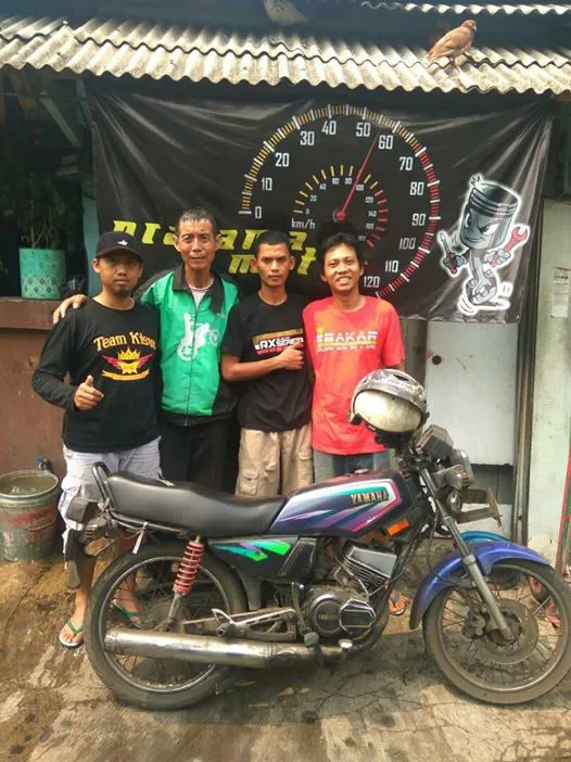 Klub Motor Ini Bantu Perbarui Motor Lusuh Seorang Pak Gojek. Solidaritas Pengendara RX King Nih! 8