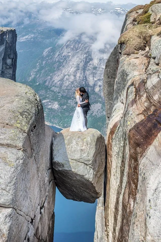 Pasangan Ini Foto Prewedding Aja Sampai ke 15 Negara Lho. Dari Norwegia Sampai Gunung Sinabung! 13