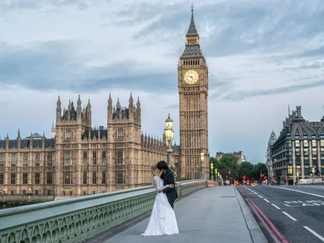Pasangan Ini Foto Prewedding Aja Sampai ke 15 Negara Lho. Dari Norwegia Sampai Gunung Sinabung! 16