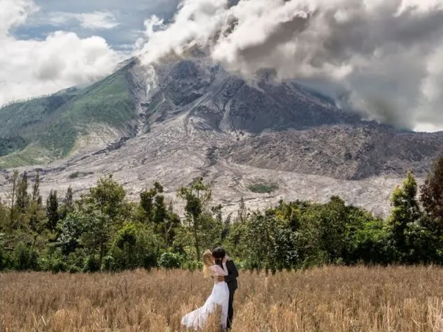 Pasangan Ini Foto Prewedding Aja Sampai ke 15 Negara Lho. Dari Norwegia Sampai Gunung Sinabung! 14