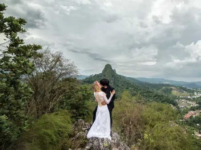 Pasangan Ini Foto Prewedding Aja Sampai ke 15 Negara Lho. Dari Norwegia Sampai Gunung Sinabung! 20