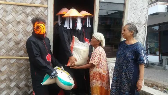 Organisasi Akatsuki di Dunia Nyata Ini Bagi-Bagi Zakat Fitrah di Bulan Puasa, Naruto Aja Kalah 5