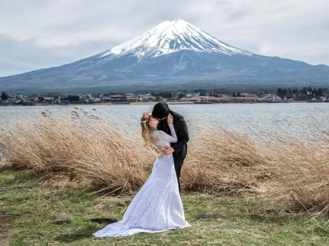 Pasangan Ini Foto Prewedding Aja Sampai ke 15 Negara Lho. Dari Norwegia Sampai Gunung Sinabung! 19