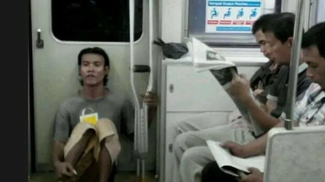 15 Potret Kelakuan Unik dan Kocak Penumpang KRL Ini Emang Bikin Ngakak. Memang Lucu Sih 18