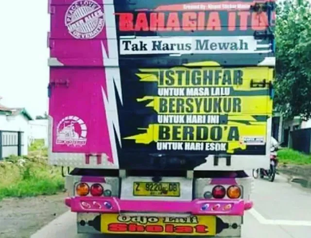Kontras Dengan Image Supirnya yang Garang, Tulisan di Truk Ini Justru Melankolis. Asli Kocak Ini! 26
