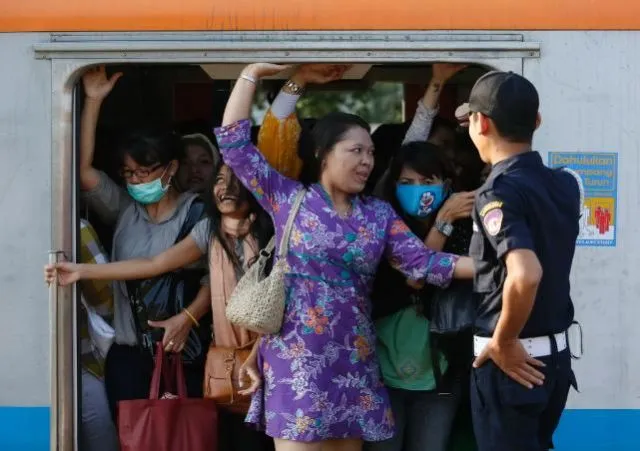 Ternyata Begini Alasan Kenapa Gerbong Wanita di KRL Adalah Jadi Tempat yang Sadis dan Mengerikan! 5