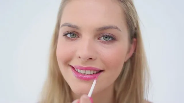 6 Perona Bibir yang Perlu Kamu Ketahui. Mulai dari Lip Balm sampai Lip Cream Semuanya Beda Fungsi 8