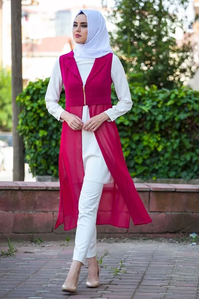 10 Ragam Vest Cantik yang Bikin Penampilanmu Naik Kelas. Sekali-kali Pakai Baju Dua Lapis Lah~ 18