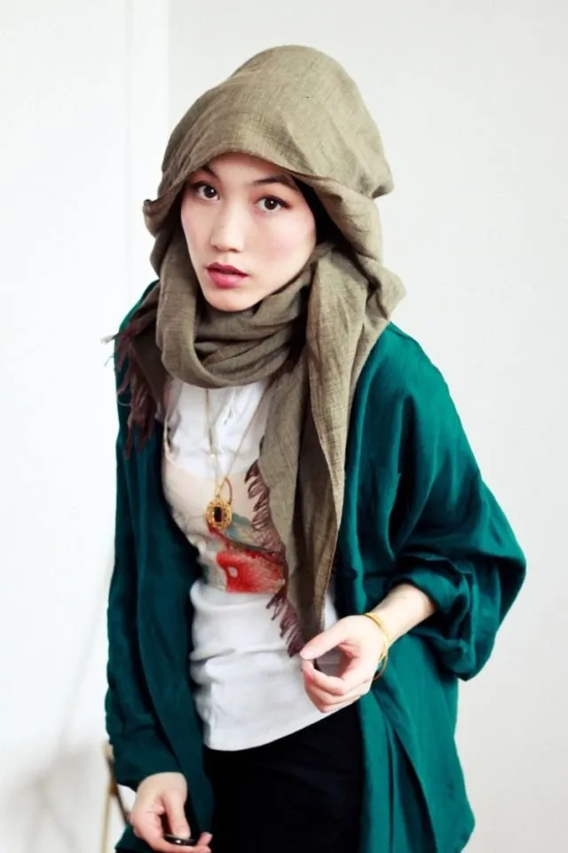 16 Busana dengan Warna Mirip Jas Almamater Buat Reunian. Bangga Dong Sama Kampus Sendiri! 21