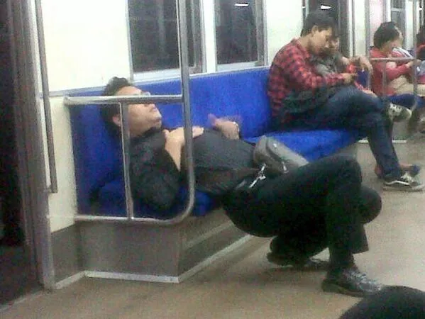 15 Potret Kelakuan Unik dan Kocak Penumpang KRL Ini Emang Bikin Ngakak. Memang Lucu Sih 20