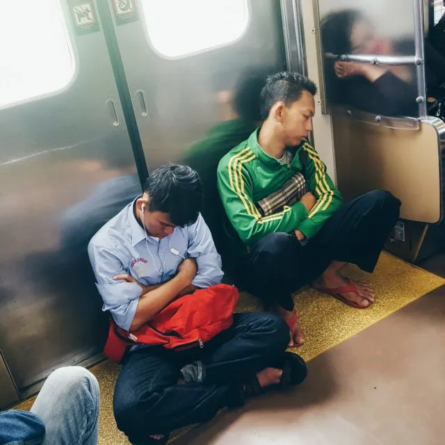 15 Potret Kelakuan Unik dan Kocak Penumpang KRL Ini Emang Bikin Ngakak. Memang Lucu Sih 23