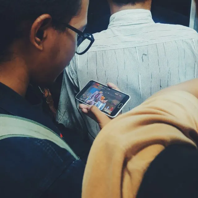15 Potret Kelakuan Unik dan Kocak Penumpang KRL Ini Emang Bikin Ngakak. Memang Lucu Sih 21