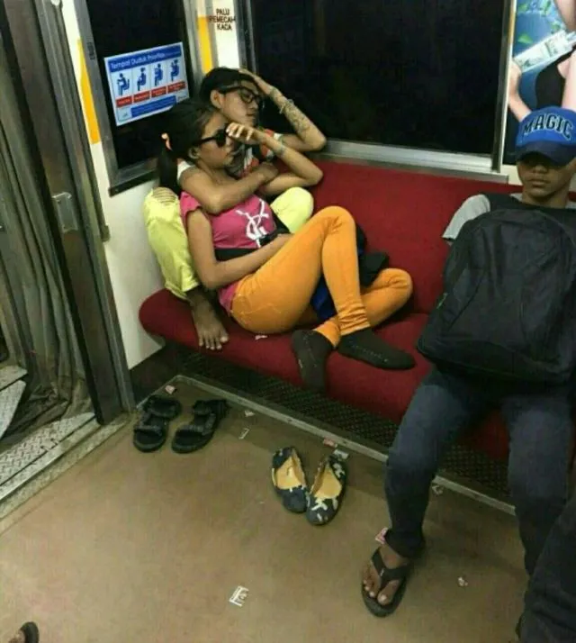 15 Potret Kelakuan Unik dan Kocak Penumpang KRL Ini Emang Bikin Ngakak. Memang Lucu Sih 22