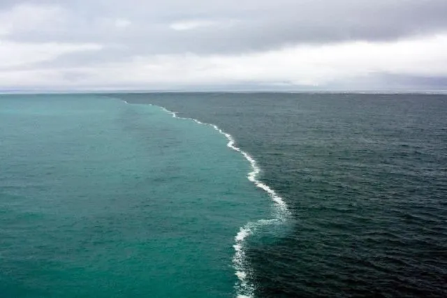 Bukan Sulap Bukan Sihir, Dua Air Laut Ini Bertemu Tapi Tak Pernah Menyatu. Ada Beberapa Nih di Dunia 7