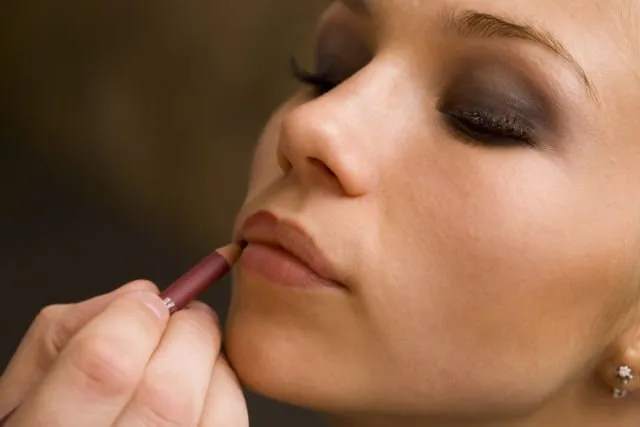 6 Perona Bibir yang Perlu Kamu Ketahui. Mulai dari Lip Balm sampai Lip Cream Semuanya Beda Fungsi 12
