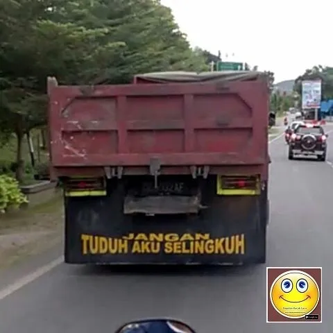 Kontras Dengan Image Supirnya yang Garang, Tulisan di Truk Ini Justru Melankolis. Asli Kocak Ini! 18