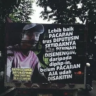 Kontras Dengan Image Supirnya yang Garang, Tulisan di Truk Ini Justru Melankolis. Asli Kocak Ini! 25