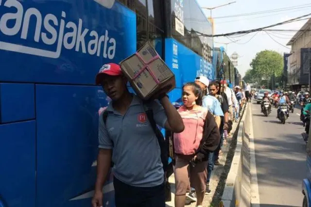 Tuntut Kejelasan Status Karyawan, Puluhan Armada Transjakarta Mogok Kerja. Penumpang pun Telantar 4