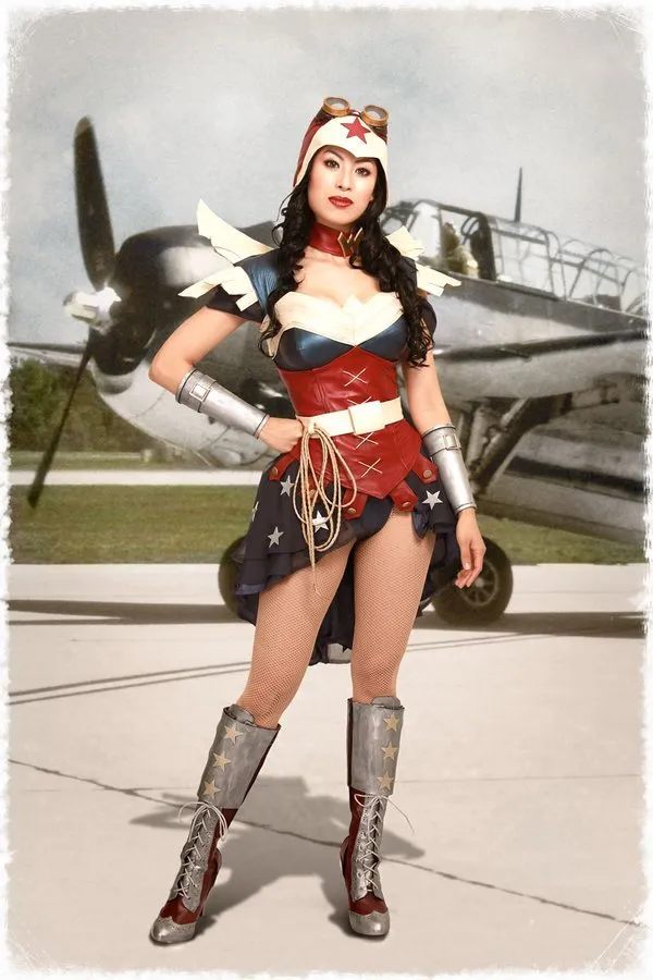 Satu dari Sederet Cosplayers Wonder Woman Ini Ada yang Cowok Loh. Bisa Menebak yang Mana? 11
