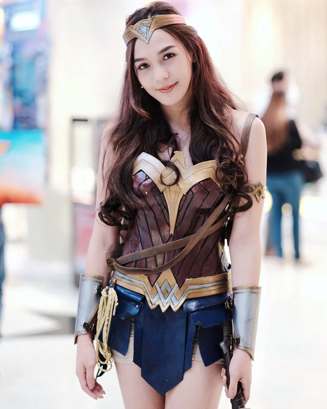 Satu dari Sederet Cosplayers Wonder Woman Ini Ada yang Cowok Loh. Bisa Menebak yang Mana? 12