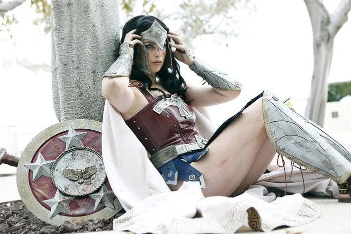 Satu dari Sederet Cosplayers Wonder Woman Ini Ada yang Cowok Loh. Bisa Menebak yang Mana? 9