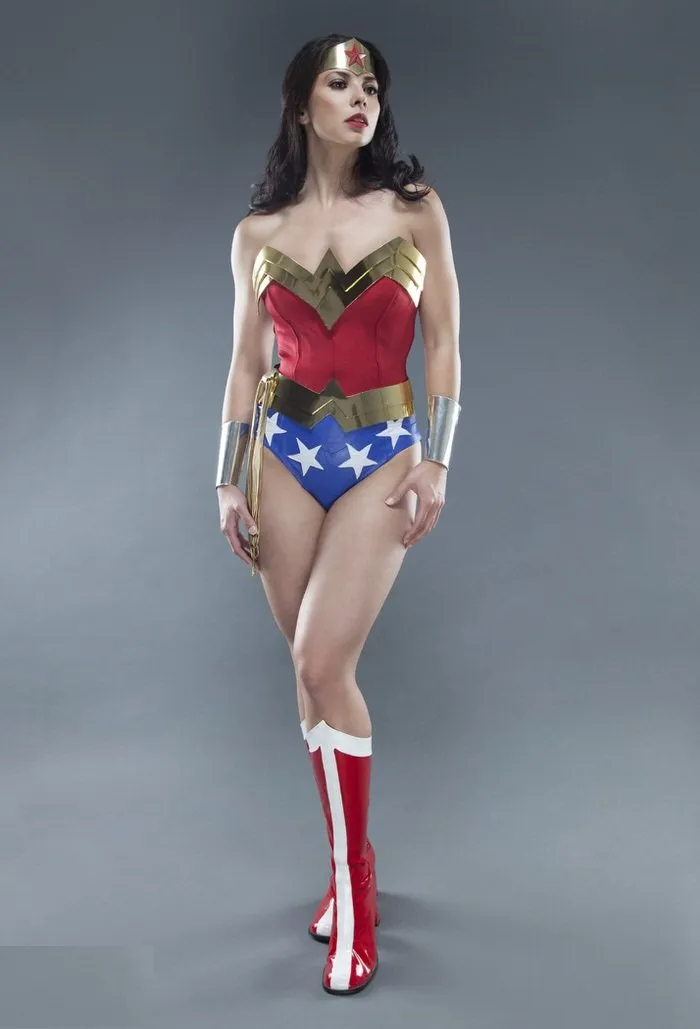 Satu dari Sederet Cosplayers Wonder Woman Ini Ada yang Cowok Loh. Bisa Menebak yang Mana? 10