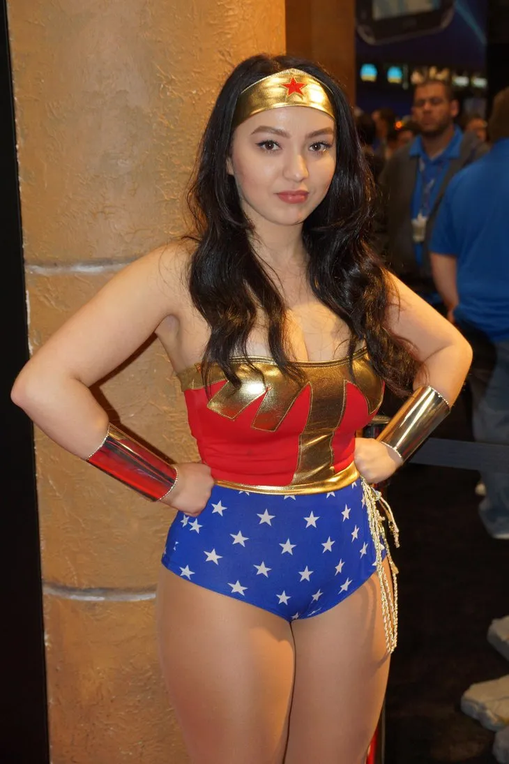 Satu dari Sederet Cosplayers Wonder Woman Ini Ada yang Cowok Loh. Bisa Menebak yang Mana? 13