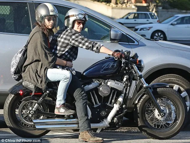 Di Balik Rasa Bangga, 7 Hal ini yang Juga Cewek Pikirkan Saat Dibonceng Naik Motor Sama Pacarnya 12