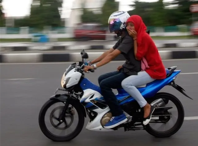 Di Balik Rasa Bangga, 7 Hal ini yang Juga Cewek Pikirkan Saat Dibonceng Naik Motor Sama Pacarnya 11