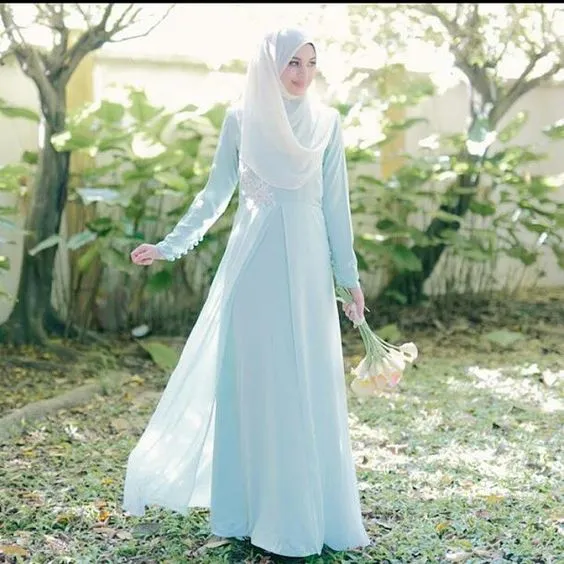 12 Inspirasi Busana Lamaran Berhijab Menutup Dada, Tampil Sopan Nan Elegan di Hari Istimewa 13