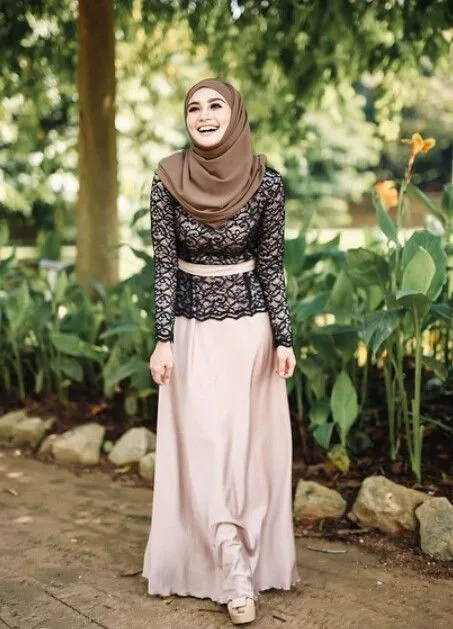12 Inspirasi Busana Lamaran Berhijab Menutup Dada, Tampil Sopan Nan Elegan di Hari Istimewa 22