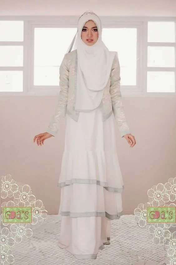 12 Inspirasi Busana Lamaran Berhijab Menutup Dada, Tampil Sopan Nan Elegan di Hari Istimewa 14