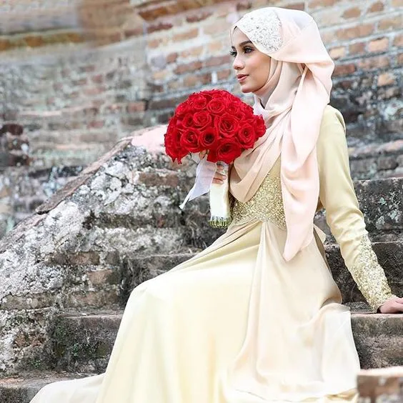 12 Inspirasi Busana Lamaran Berhijab Menutup Dada, Tampil Sopan Nan Elegan di Hari Istimewa 15