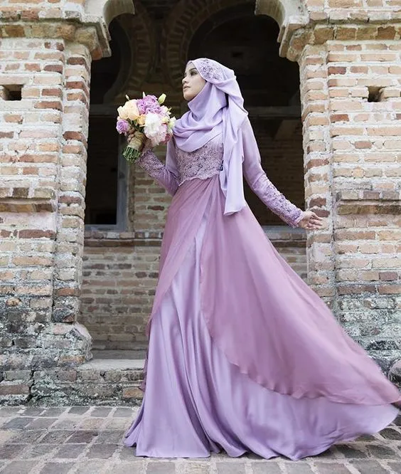 12 Inspirasi Busana Lamaran Berhijab Menutup Dada, Tampil Sopan Nan Elegan di Hari Istimewa 16