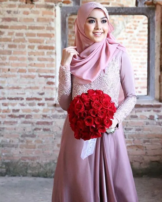 12 Inspirasi Busana Lamaran Berhijab Menutup Dada, Tampil Sopan Nan Elegan di Hari Istimewa 17