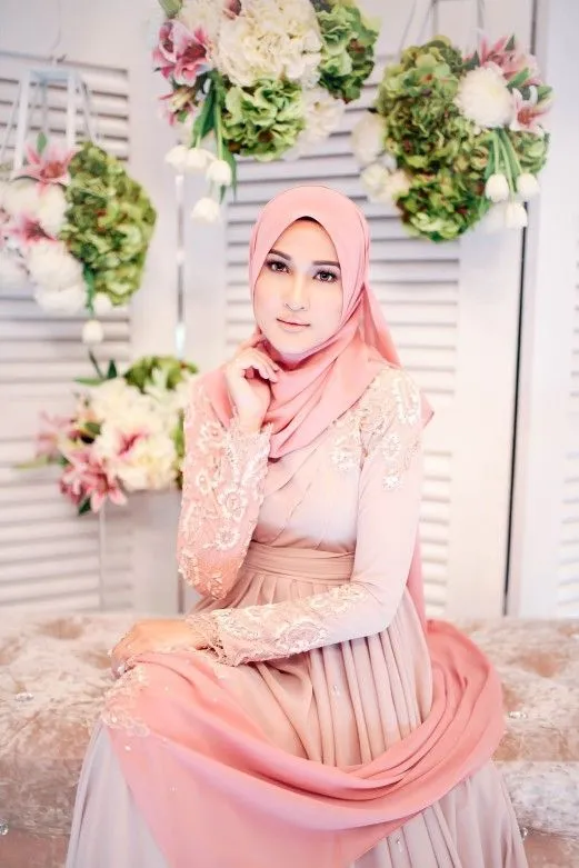 12 Inspirasi Busana Lamaran Berhijab Menutup Dada, Tampil Sopan Nan Elegan di Hari Istimewa 18