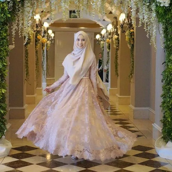 12 Inspirasi Busana Lamaran Berhijab Menutup Dada, Tampil Sopan Nan Elegan di Hari Istimewa 19