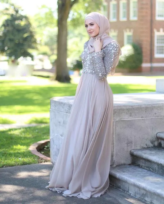 12 Inspirasi Busana Lamaran Berhijab Menutup Dada, Tampil Sopan Nan Elegan di Hari Istimewa 21